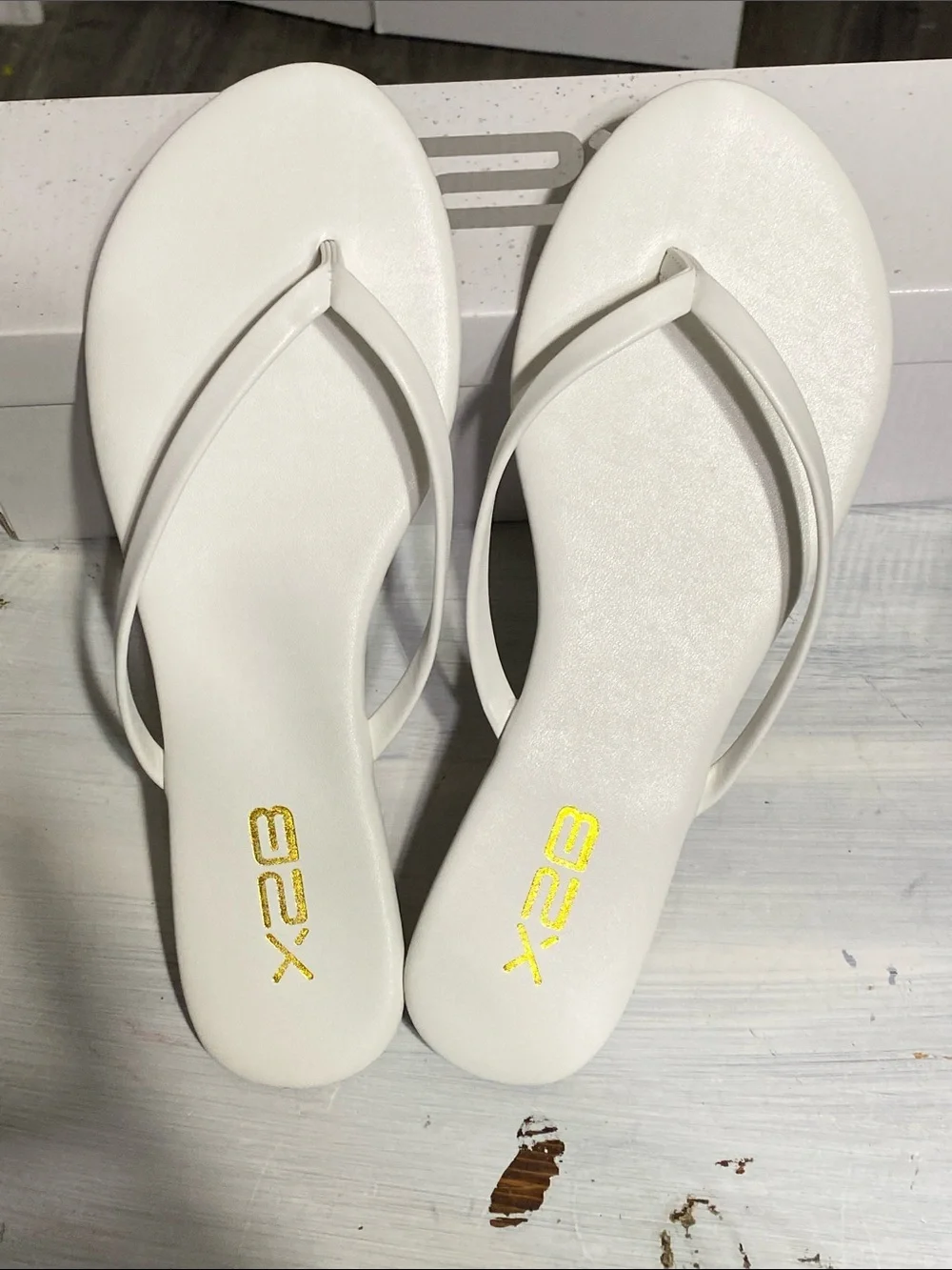 X2B white NEW summer flip flop sandals shoes size 8